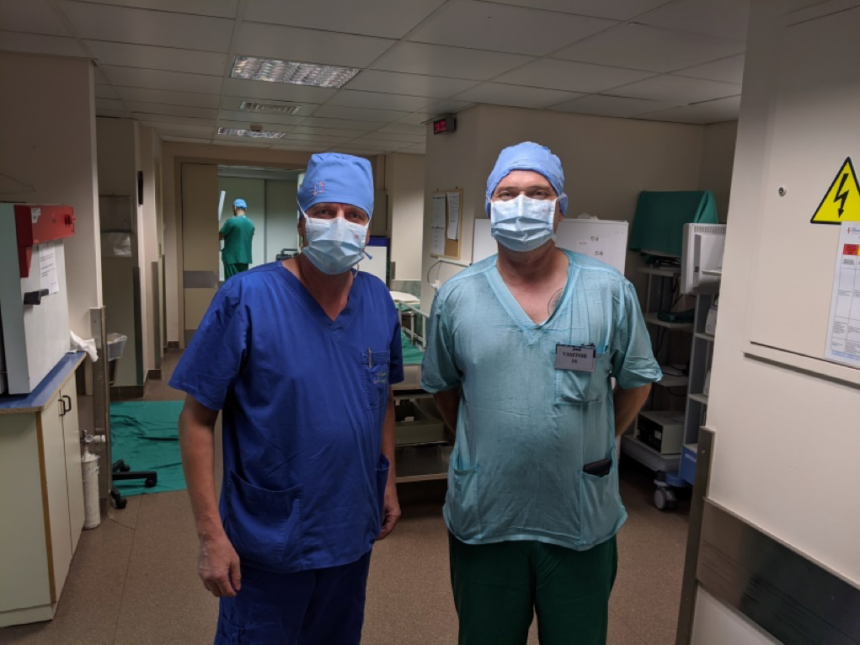 Υποδοχή Γερμανού συναδέλφου στο χειρουργείο, για επίδειξη της νέας υπέρυθρης κάμερας ανίχνευσης παραθυρεοειδών σωματείων